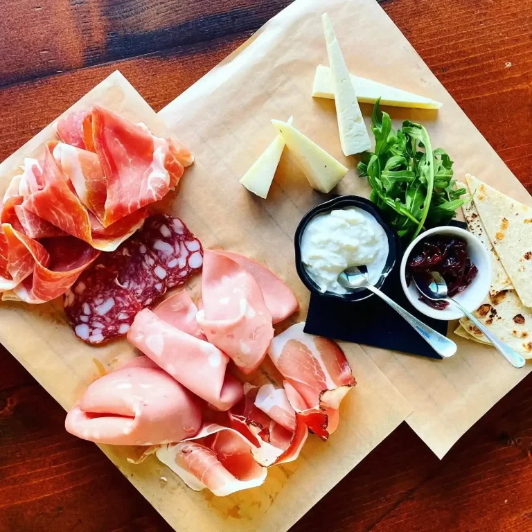 Aperitivo con Cocktails, drinks, vini con tagliere di salumi o tegamini da condividere. Aperitivi con cocktails e drink fatti dai nostri barman in scenografiche tazze tiki da abbinare a taglieri di affettati da condividere.