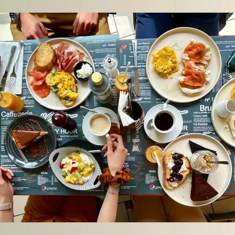 Brunch senza glutine ricco e gustoso dolce e salato Brunch con uova, pancakes, frutta fresca, yogurt, avocado toast, torte, cappuccino, caffè spremute all'Estro Riccione