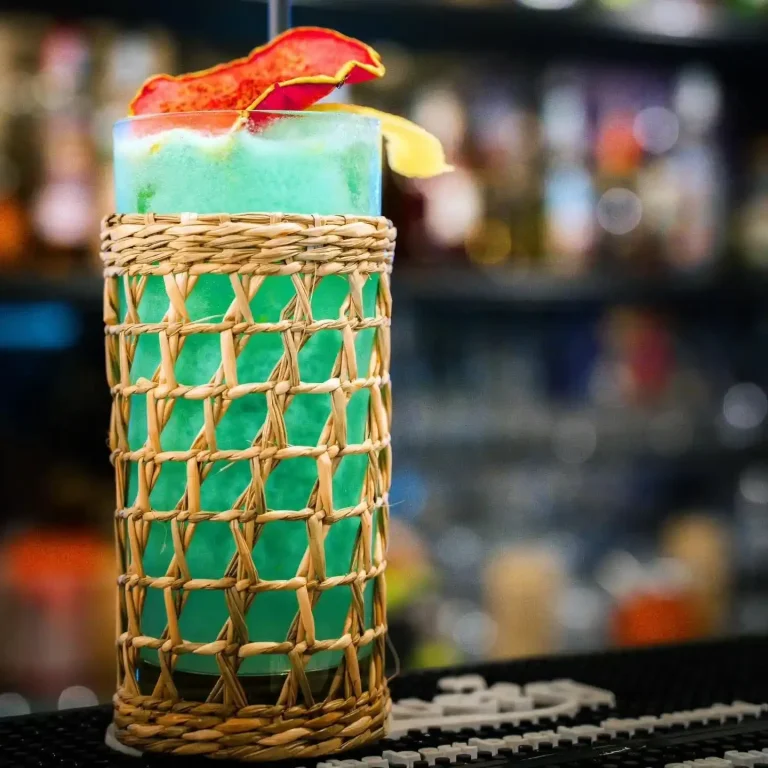 Drink d'autore, cocktail classici e un'atmosfera informale per concludere al meglio la giornata. cocktails verde in bicchiere alto scenografico